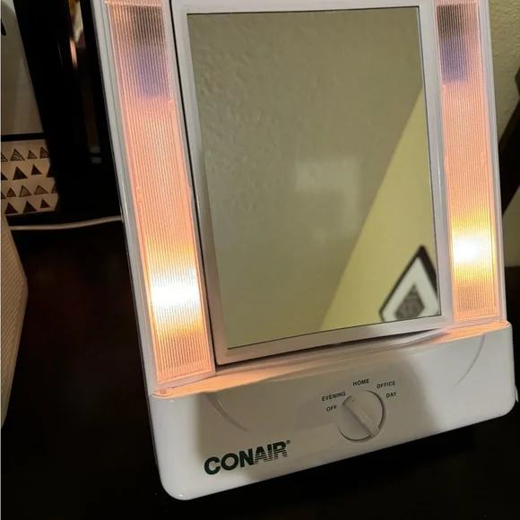 White Lighted Makeup Mirror - Picture 7 of 7